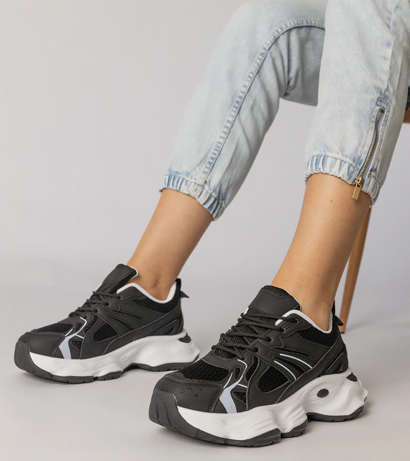 Klarris fekete sportos tornacipők masszív talppal