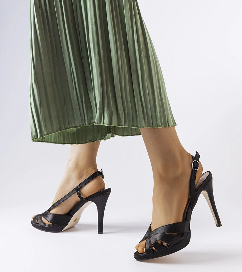 Fekete alpaka tűsarkú szandál