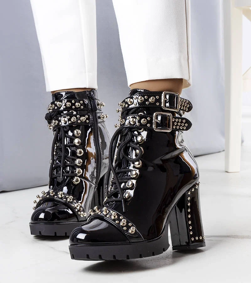 Fekete lakk csizma Goyo sarokkal