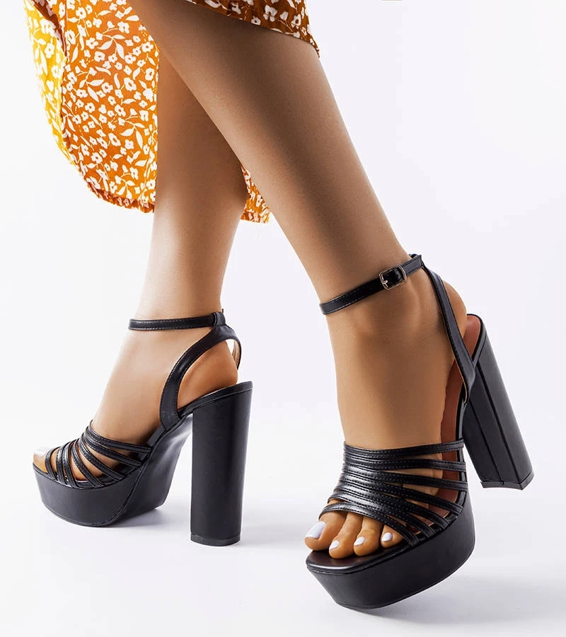 Ariande masszív fekete szandál