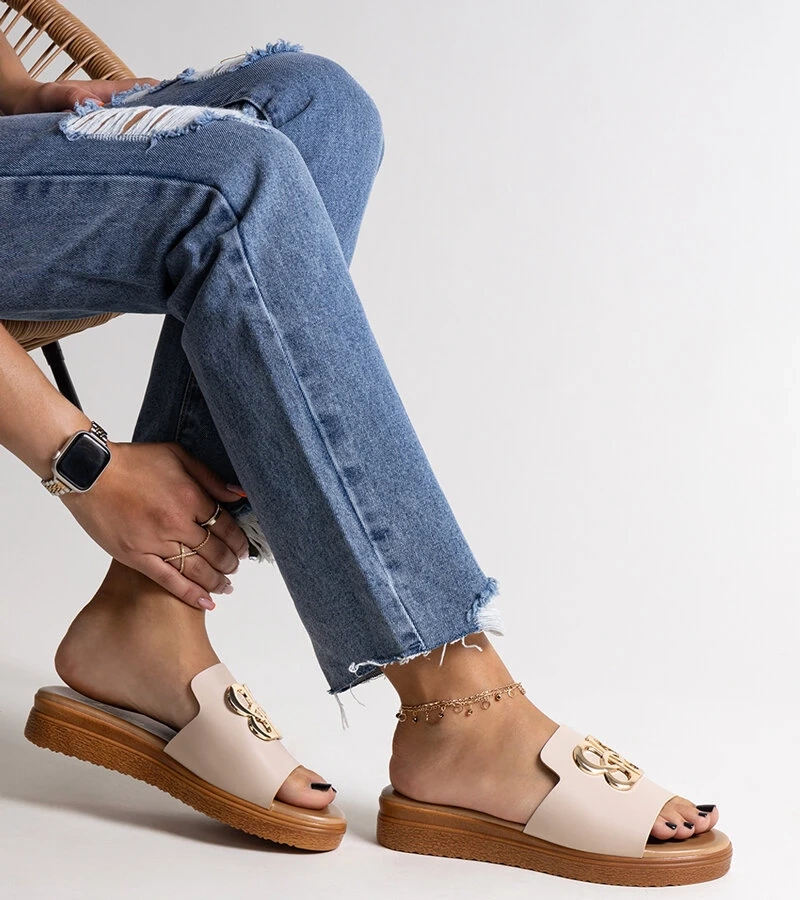 Jinan díszes csattal ellátott bézs papucsok