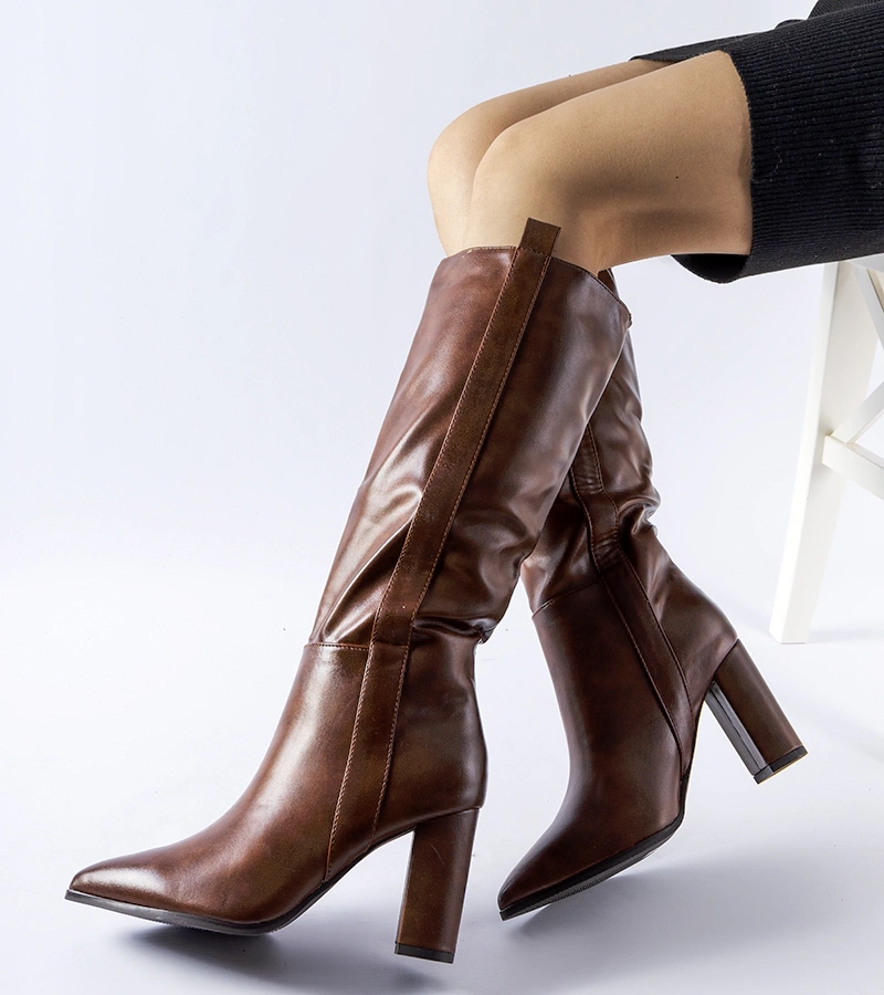 Barna csúszásmentes sarokkal rendelkező Palma csizma