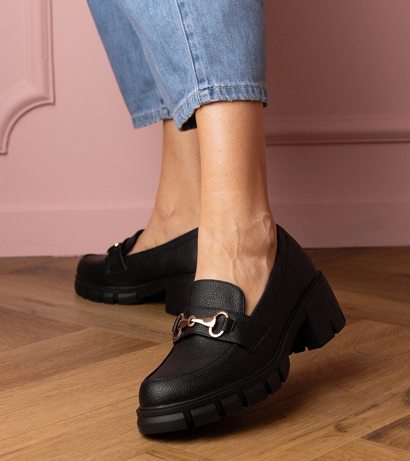 Fekete félcipő alacsony sarokkal és arany díszítéssel Marela