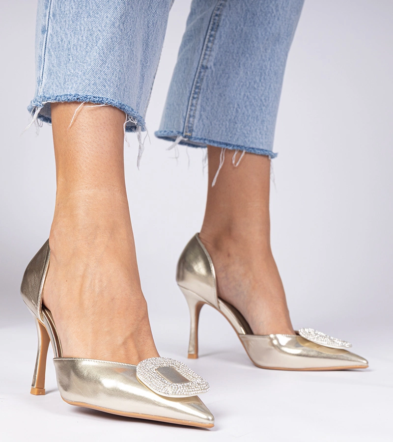 Cyrkóniákkal díszített arany tűsarkú cipő Coluga