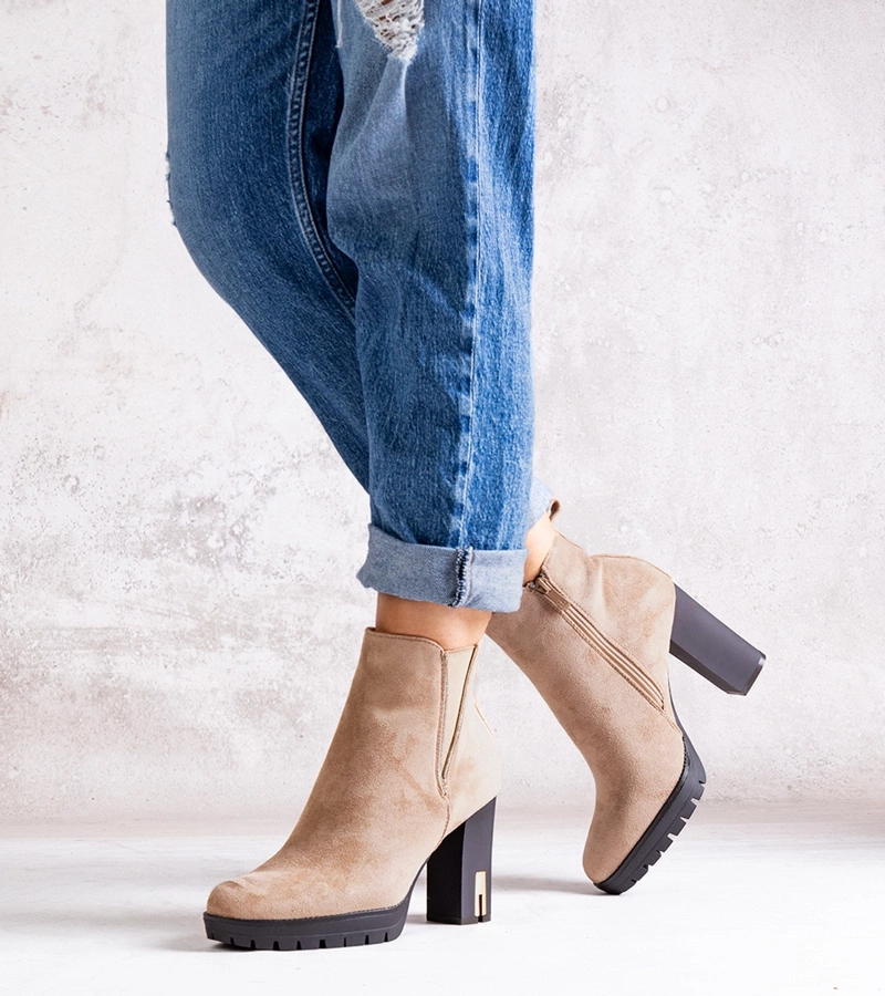 Beż színű, strasszos, tűsarkú bokacsizma Hayet.