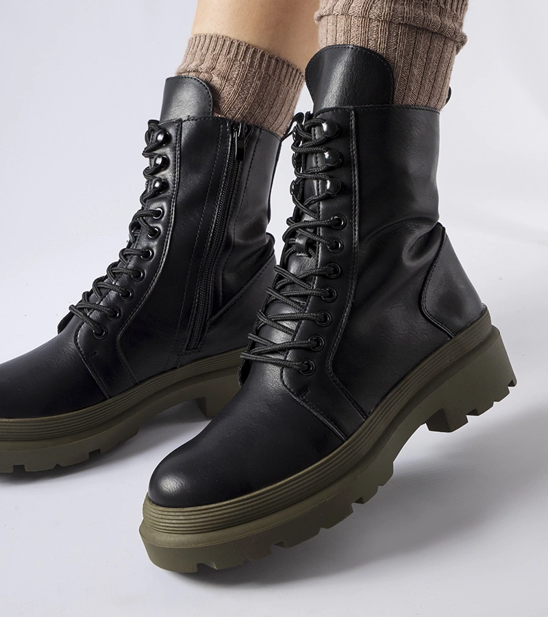 Fekete bokacsizma színes talppal Quennie