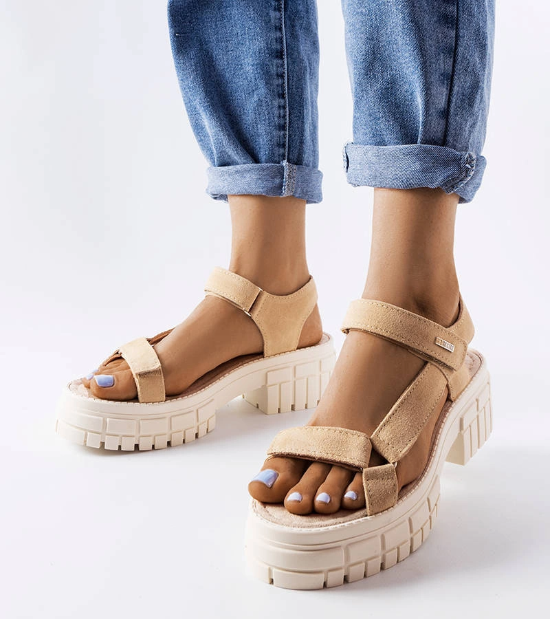 Big Star LL276036 bézs szandál a sarokon