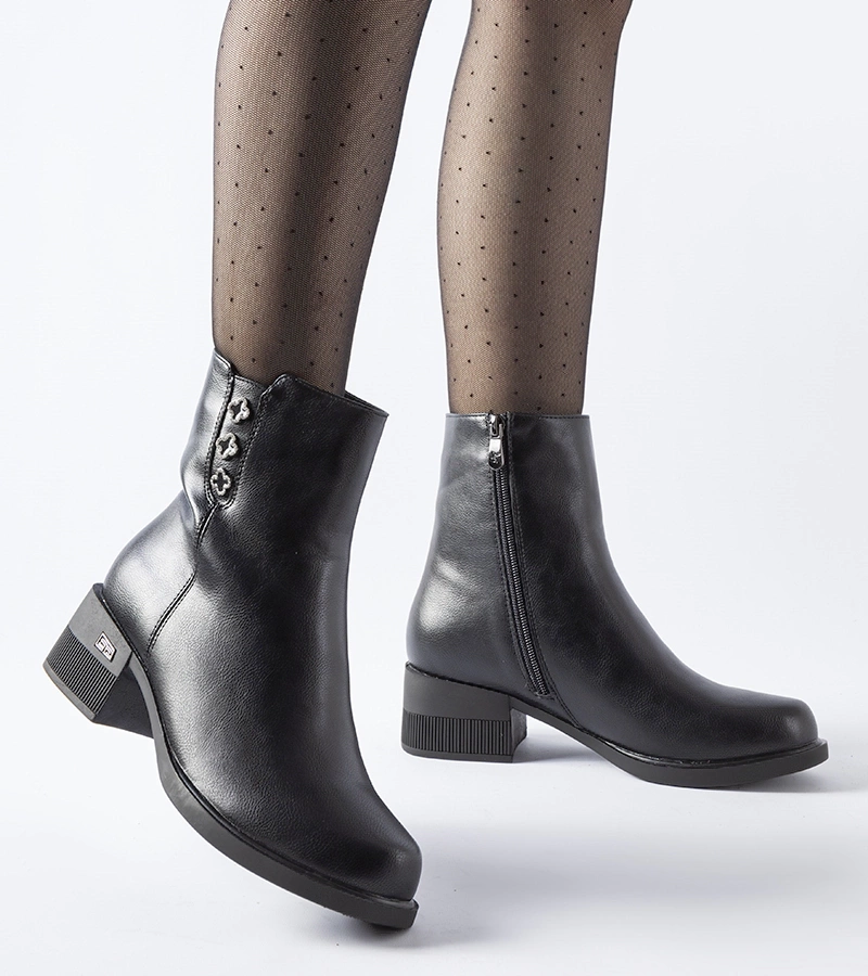 Fekete bolyhos csizmák cirkónia díszítéssel Insignia