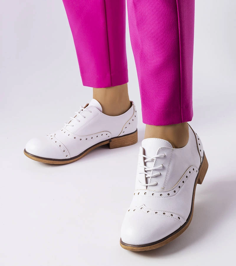 Fehér lyukasztott díszítéssel ellátott oxford cipők Lizotte