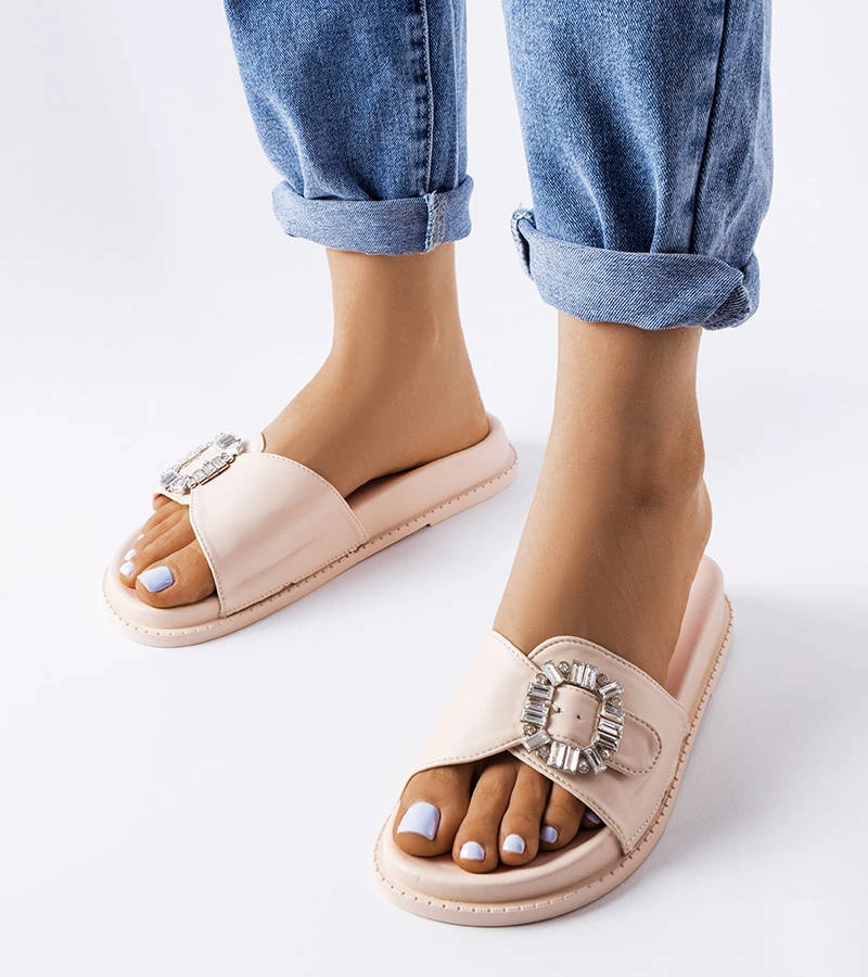 Griegsvei díszített cirkóniával díszített bézs papucsok.