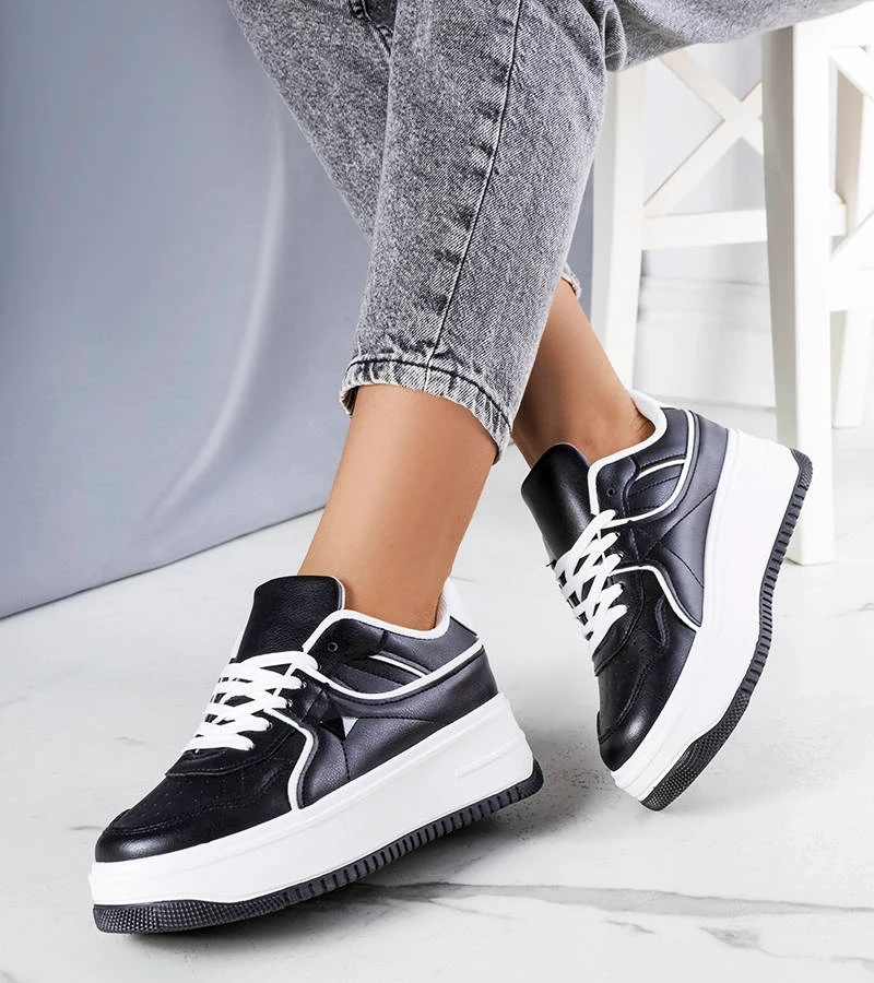 Fekete platformos tornacipő Juanita