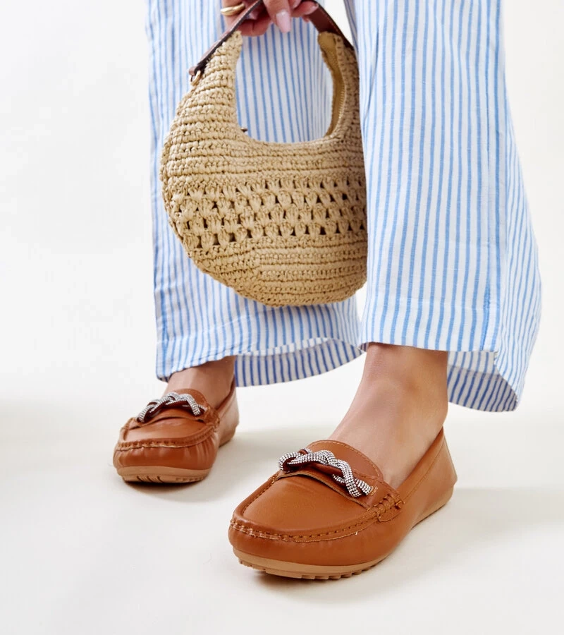 Adiba cirkóniával díszített barna mokaszinok