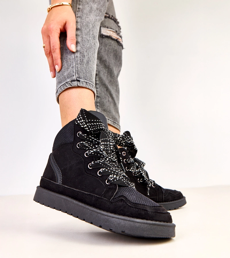 Fekete magas szárú tornacipő vastag fűzővel Klevis