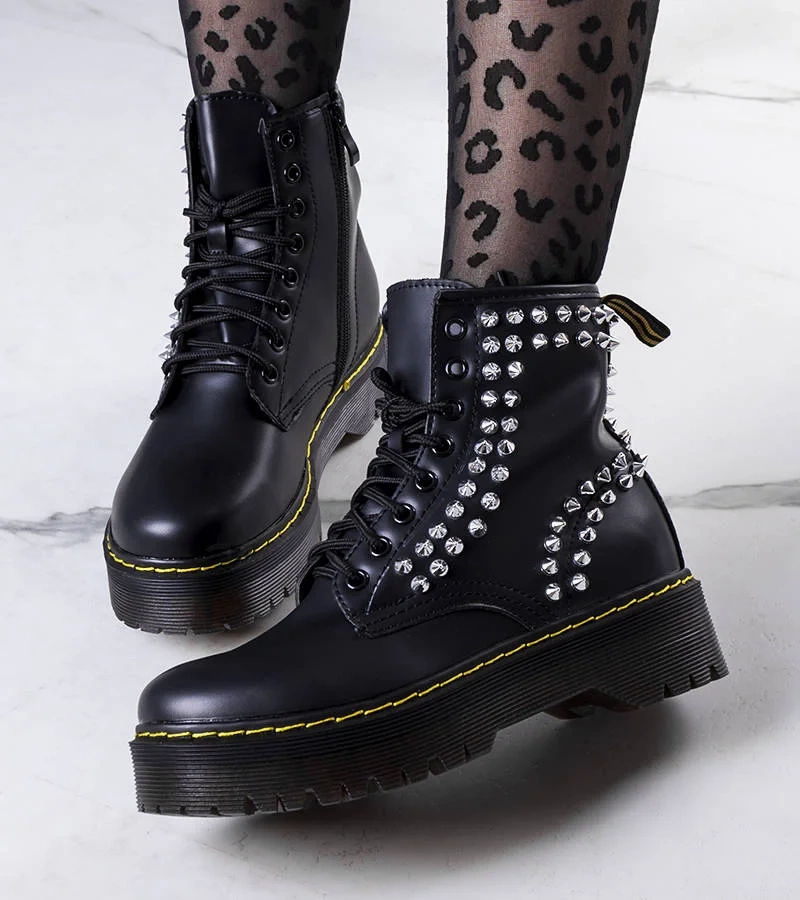 Fekete szegecses bokacsizma Castello