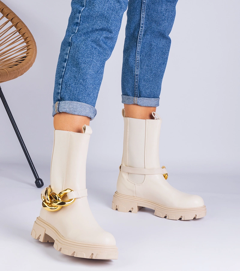 Bézs bokacsizma masszív lánccal díszítve Florisenda