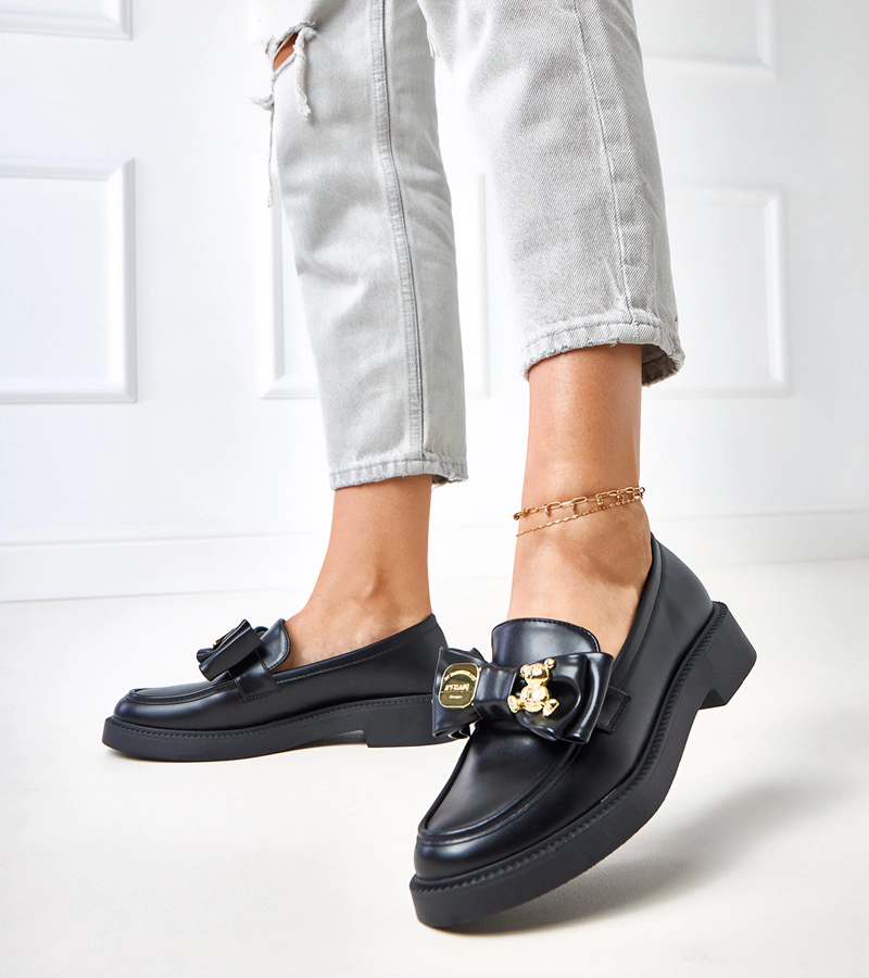 Fekete mokaszin masnival és Teriwa macival