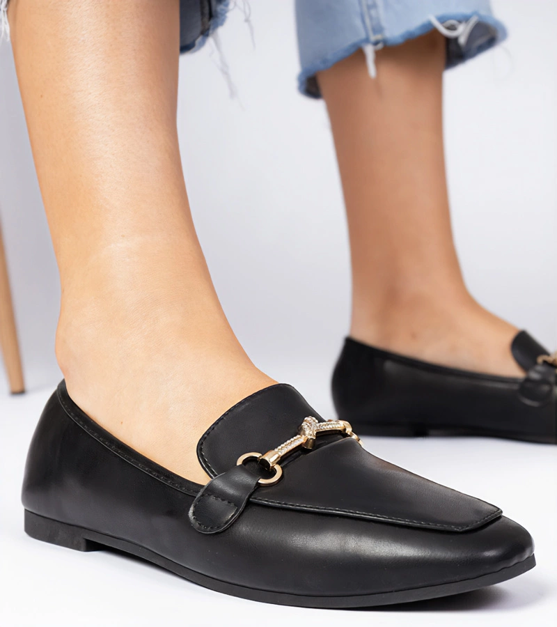 Fekete elegáns mokaszin arany díszítéssel és cirkóniával Kalisa