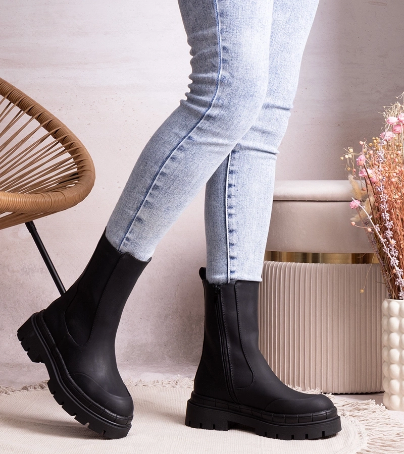 Czarna, masszív talpú Kunegunda bokacsizma.