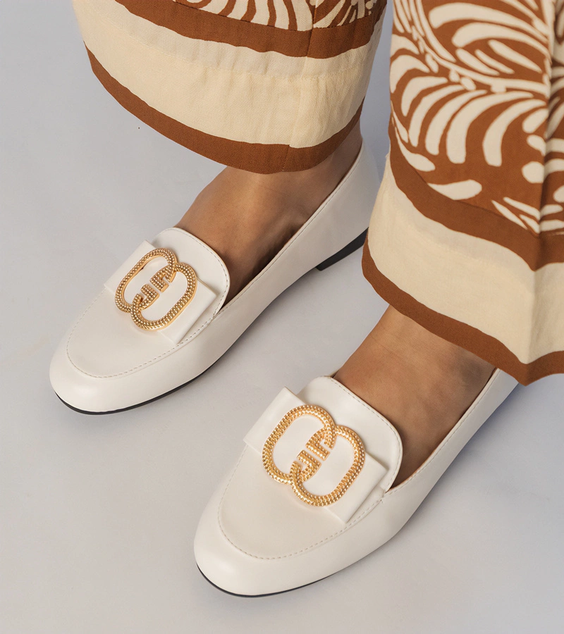 Fehér női mokaszin arany díszítéssel Frada