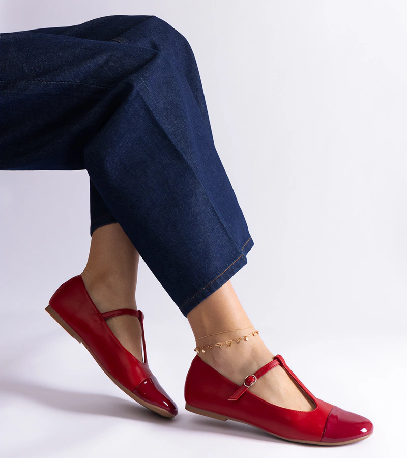 Gloriana lakkozott orrú piros balerinacipő csattal