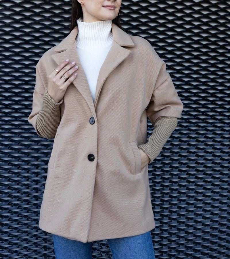 A Sameh világosbarna kabát, kötött ujjakkal.