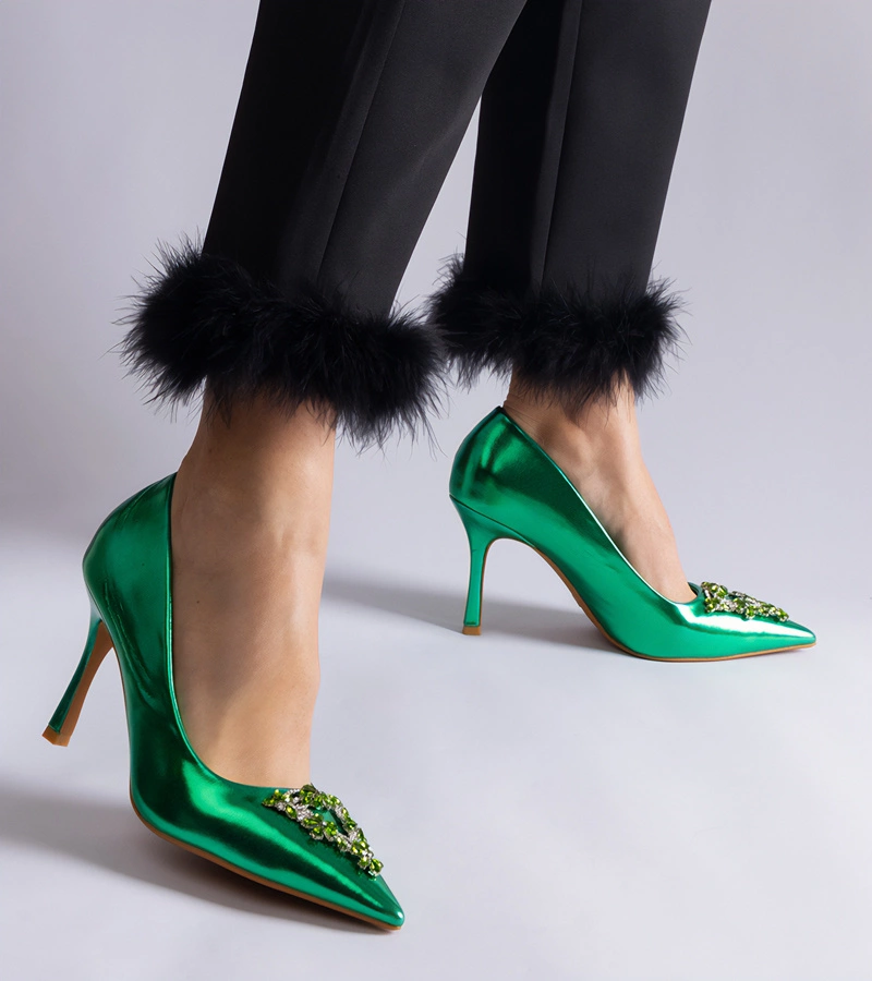 Zöld lakkozott tűsarkú cipők cirkóniával díszítve Almana
