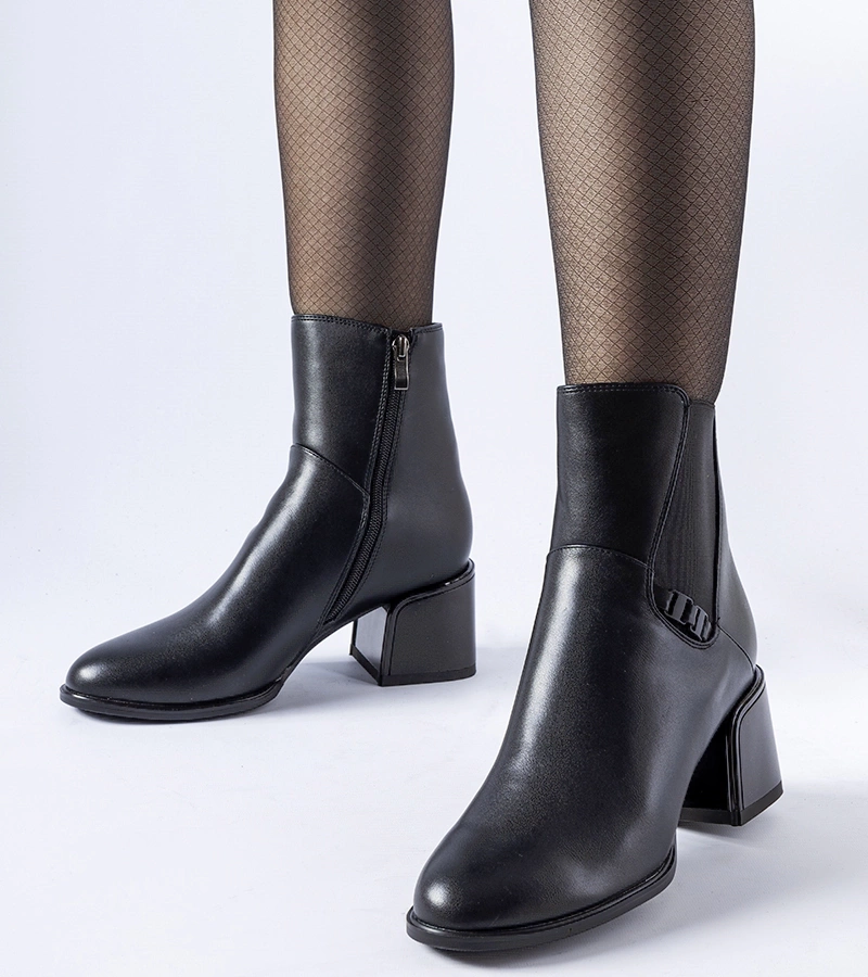 Fekete béléssel ellátott Collobiano csizma.