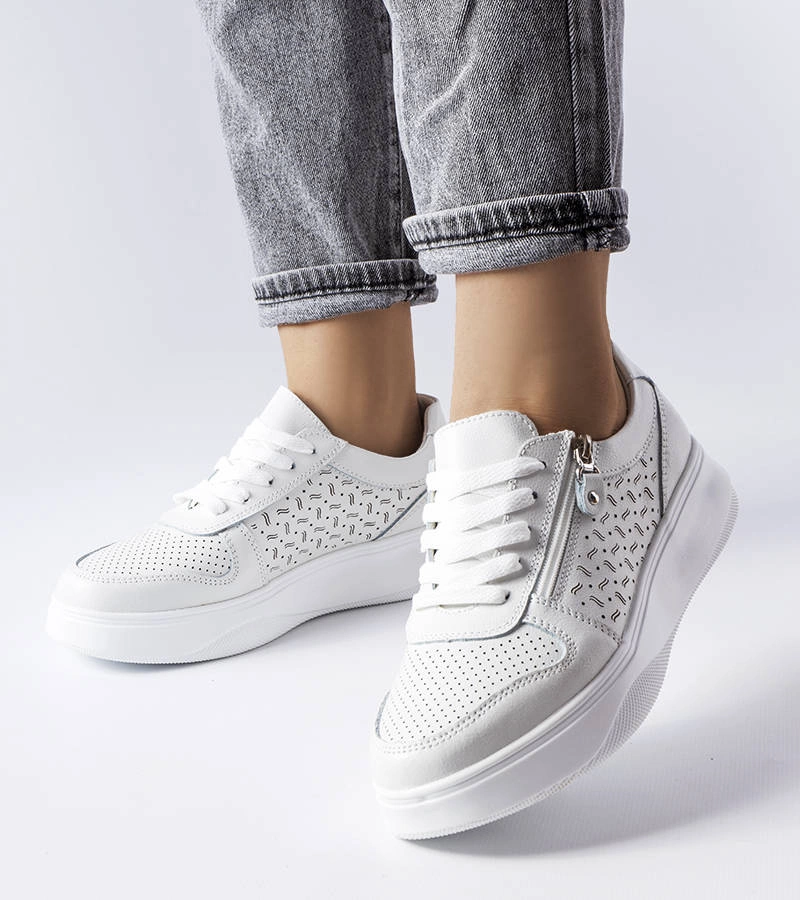 Fehér bőr félcipő Jezzi zárral díszítve