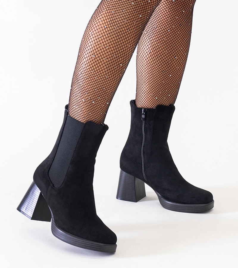 Fekete, négyzet orrú, tűsarkú, eko-zamászos Hesca bokacsizma.