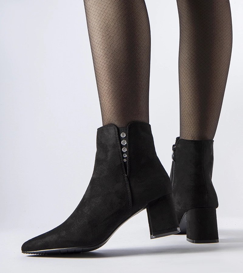 Fekete műszálas szövetből készült Pikeville magassarkú csizma.