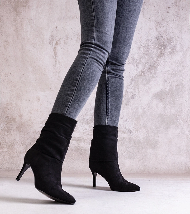 Czarny tűsarkú bokacsizma Bileis