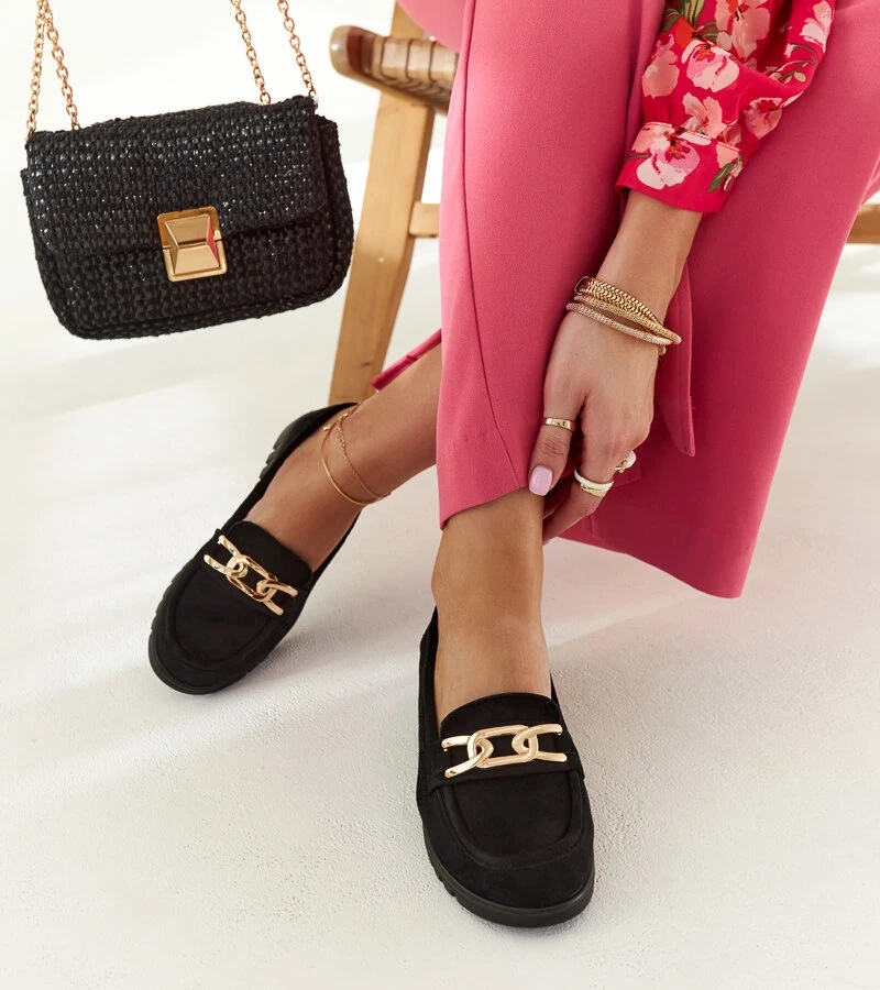 Sardis csatokkal ellátott fekete szarvasbőr mokaszinok