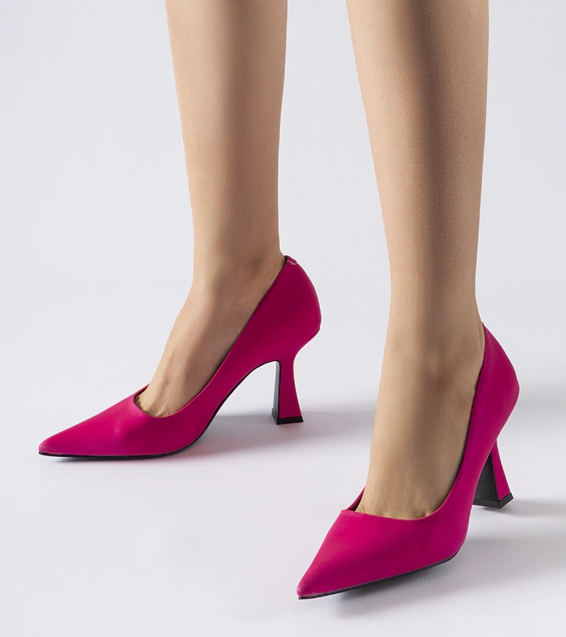 Rózsaszín cipők aszimmetrikus sarokkal Tore