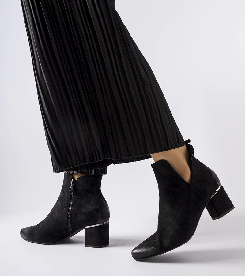 Fekete alacsony sarkú Vinceza bokacsizma