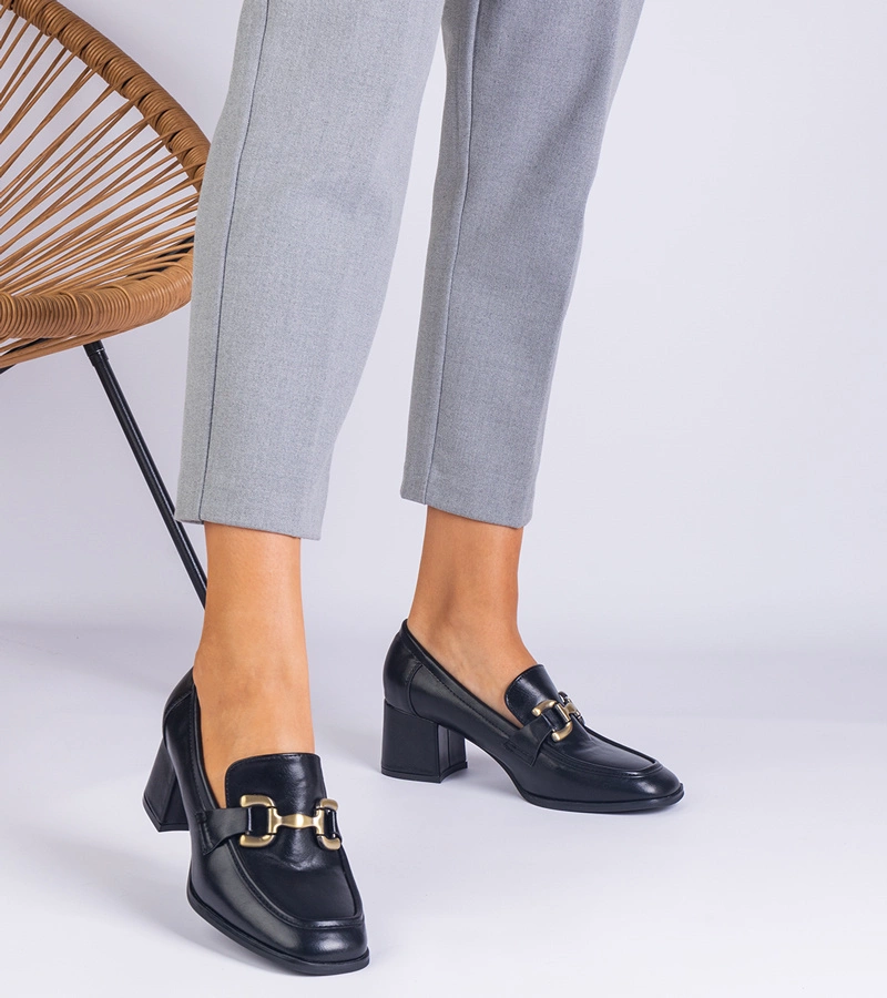 Fekete női félcipő sarokkal, fémes díszítéssel Versales