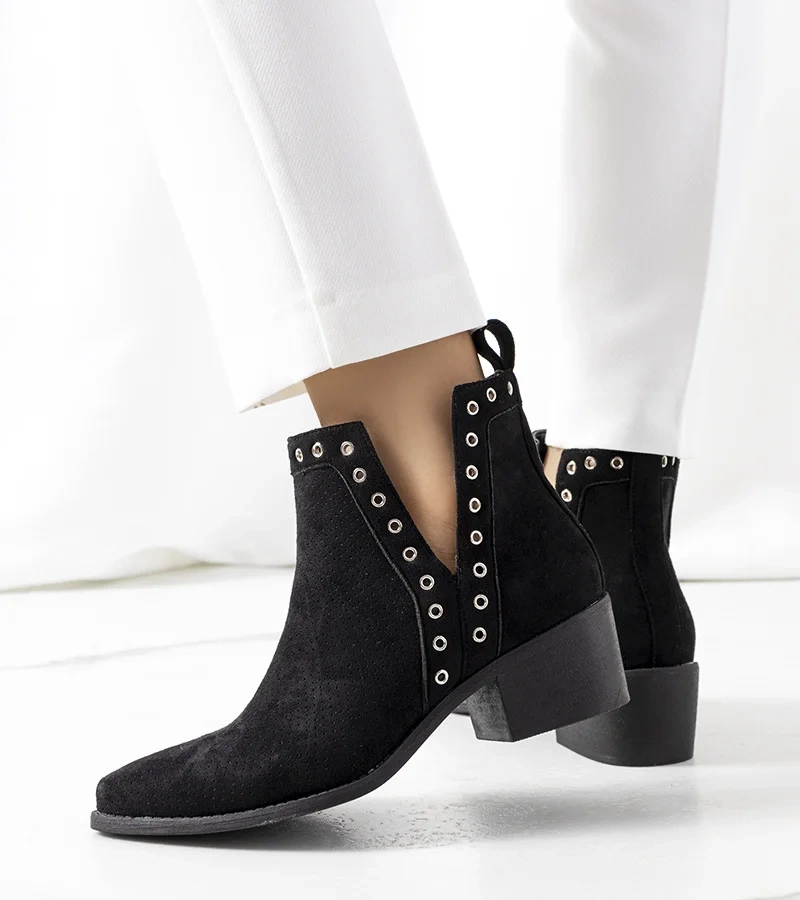 Fekete bokacsizma Tyas kivágásokkal