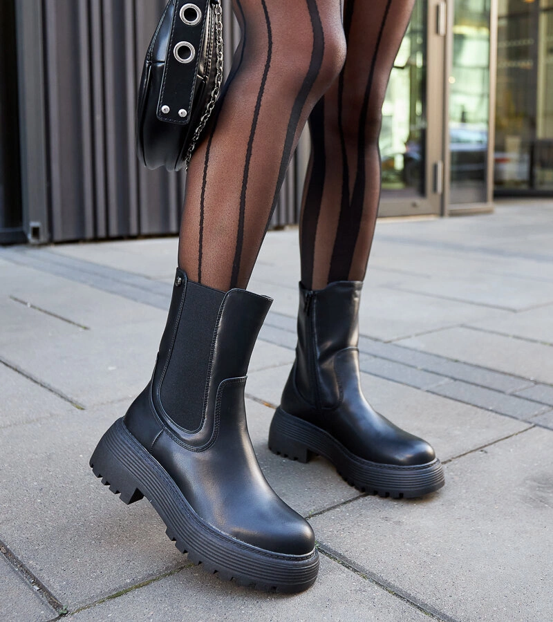 Fekete bélelt bokacsizma Rinaldo platformon