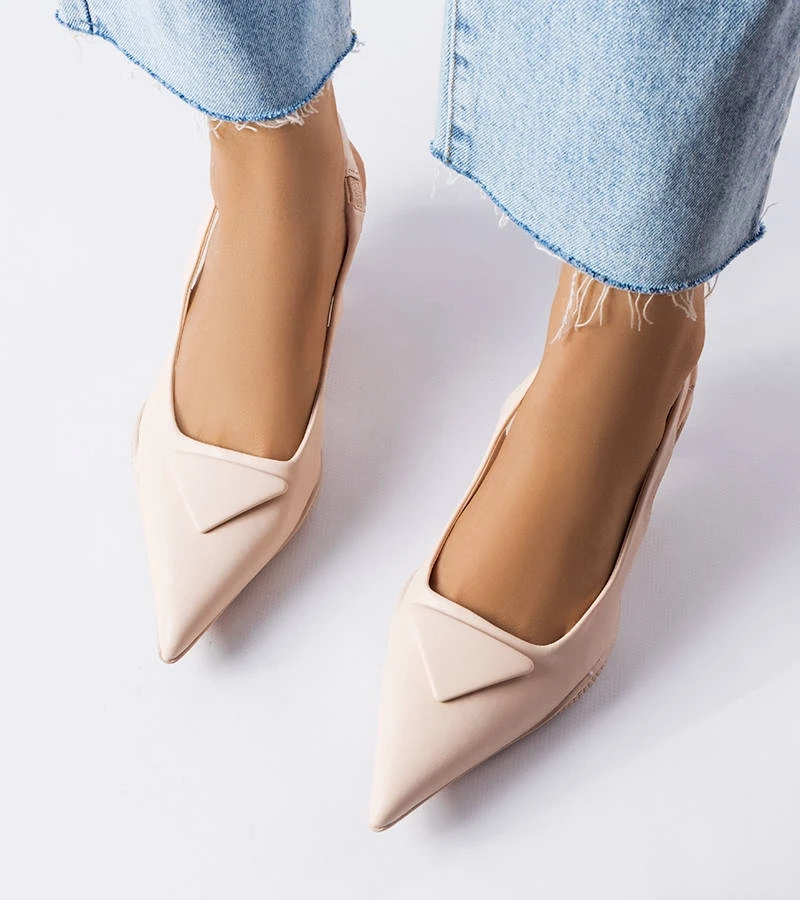 Gougeon alacsony sarkú bézs szandál