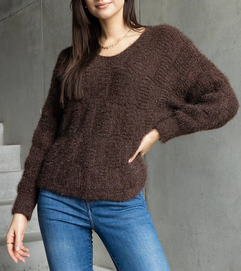 A barna Neveri dekoltú pulóver.