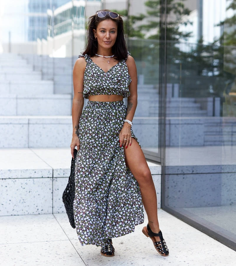 Fekete Alvisa felsővel és szoknyával készült szett.