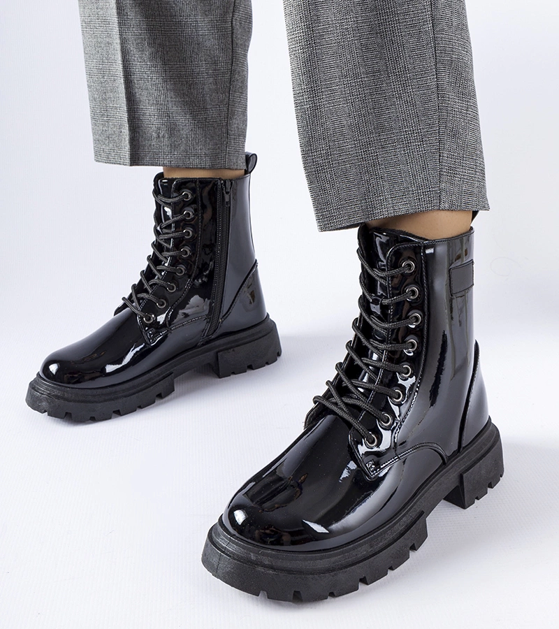 Fekete bélelt lakkozott mestervi bakancsok