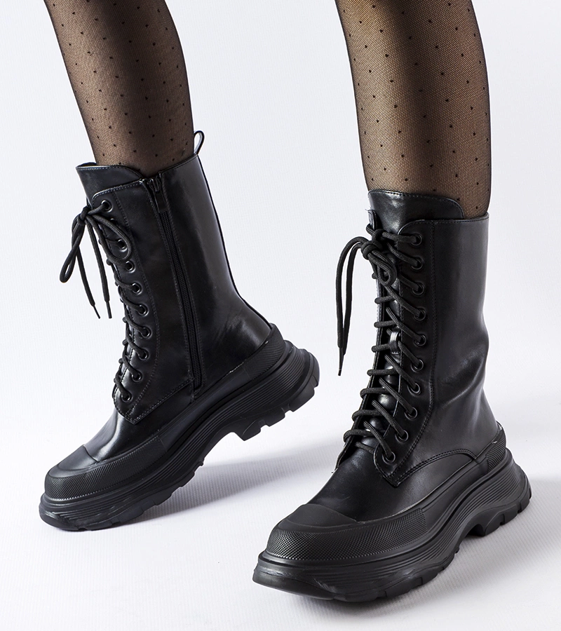 Fekete munkás csizma vastag fekete talppal Crosia