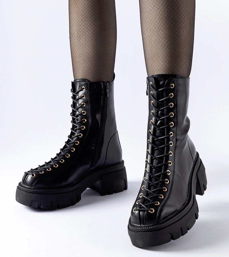 Fekete bélelt bakancsok díszített kötéssel Amla