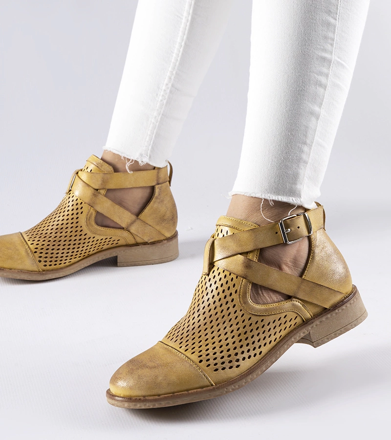 Sárga áttört mintás mélyen kivágott Kooter bokacsizmák