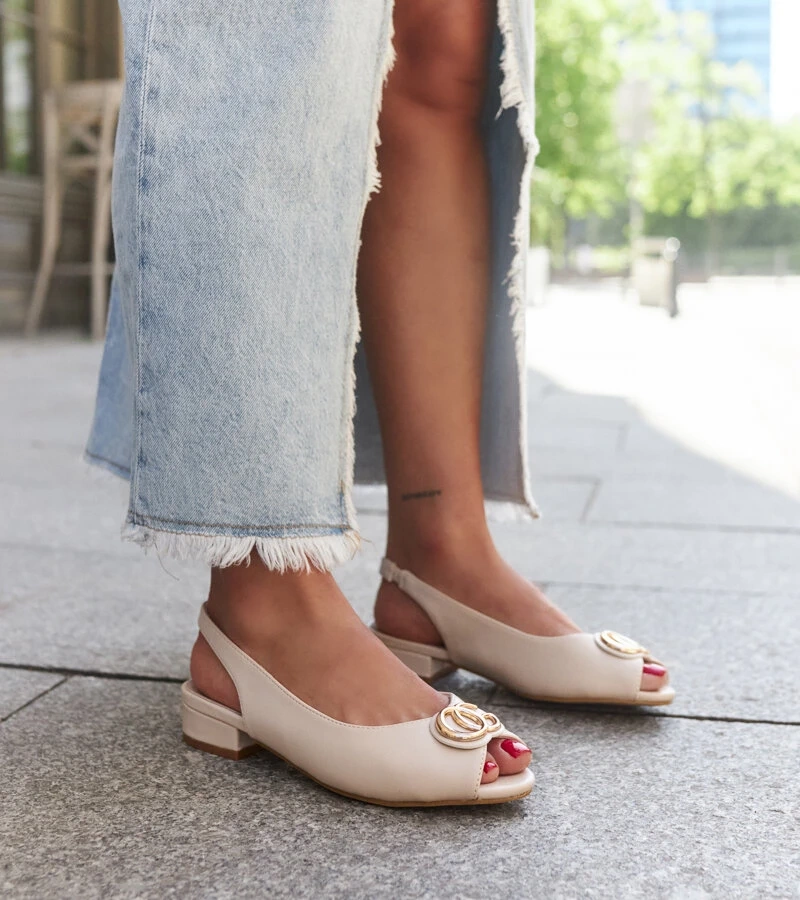 Karimala bőr betétes szandál