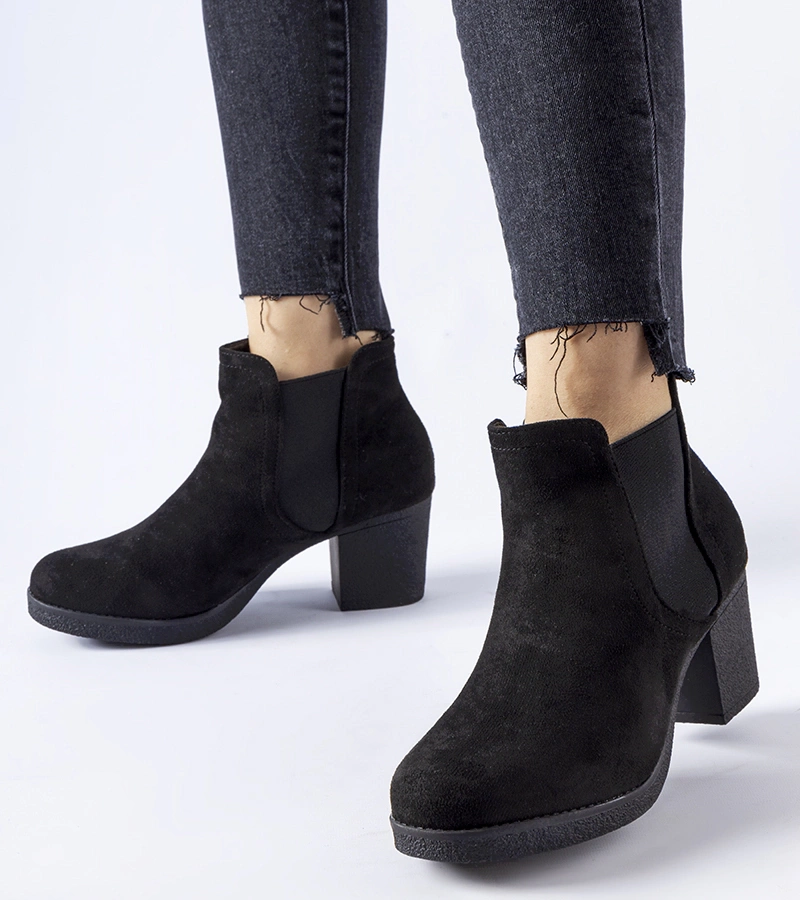 Fekete bokacsizma Trevano oszlopon