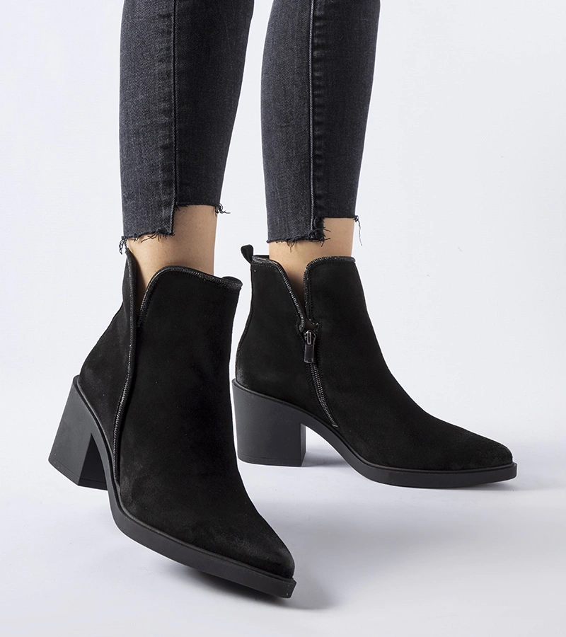 Fekete szarvasbőr bokacsizma Karino talppal