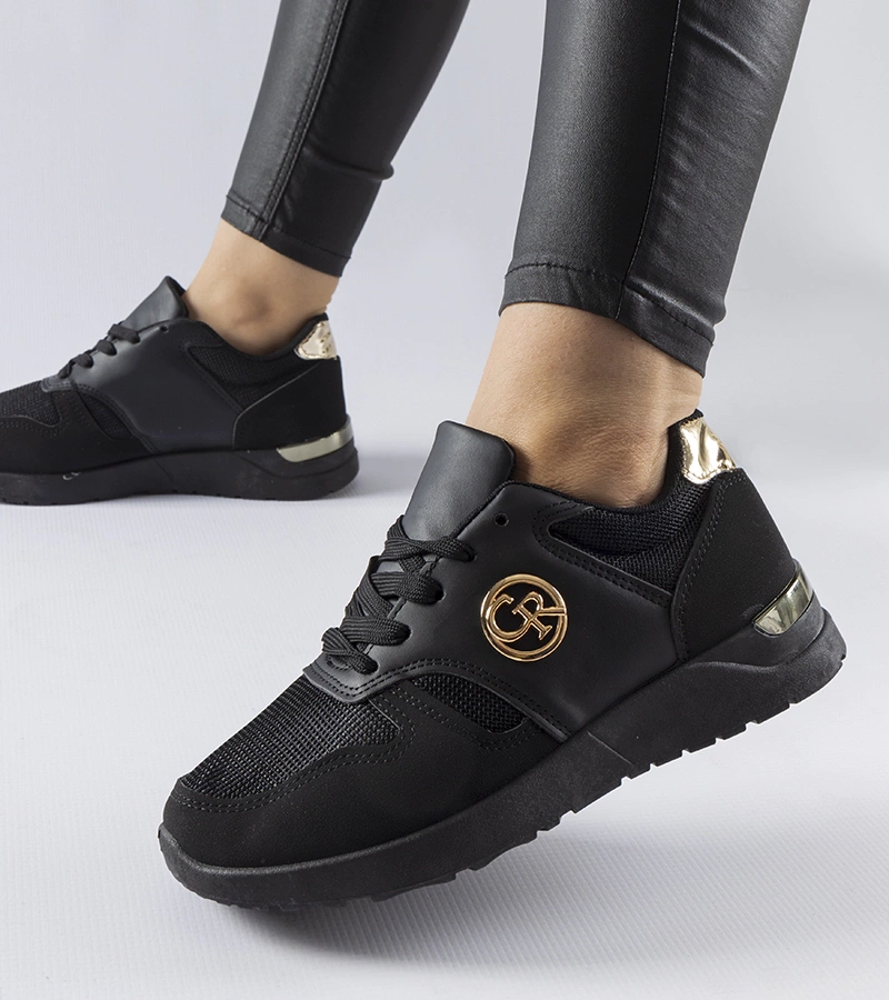 Almenno fekete sportos cipők