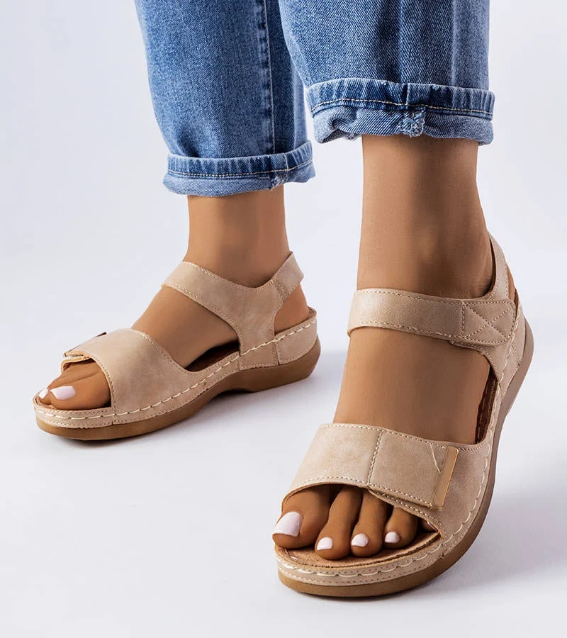 Vallis alacsony sarokkal bézs szandál