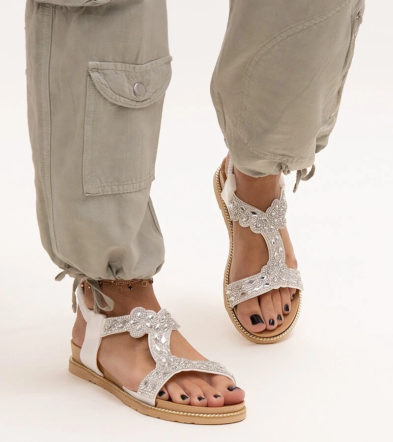 Shahid csillogó fehér szandáljai